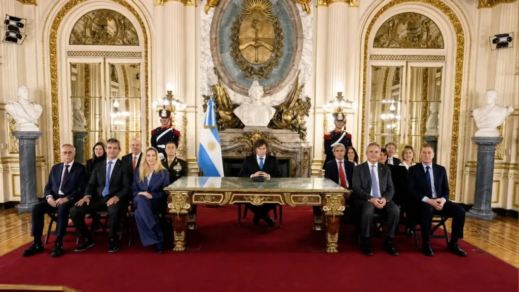 Javier Milei y su gabinete a pleno, durante la Cadena Nacional que emitió ayer por la noche-
