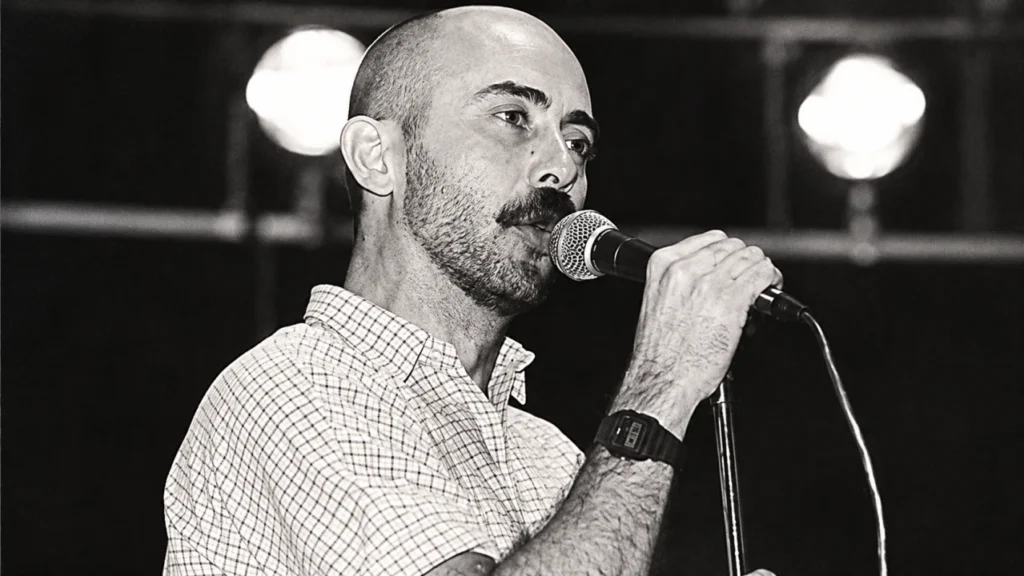 A comienzos de los años 70 en Valeria del Mar, el «Indio» Solari conoció a Guillermo Beilinson en el taller de estampado «El Mercurio», época en la que ya destacaba por su perfil enigmático y contracultural.