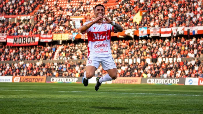 Morón encontró la eficacia que le faltaba al partido a los 41 minutos. Joaquín Livera envió un centro preciso y Mateo Levato apareció para conectar un cabezazo bajo