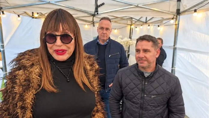 Así empezó la Primera Edición del Festival FRICC 2026, con Moria Casan como principal invitada. En la foto se ve a la Diva junto al Intendente Pablo Descalzo y al Jefe de Gabinete Pablo Piana.
