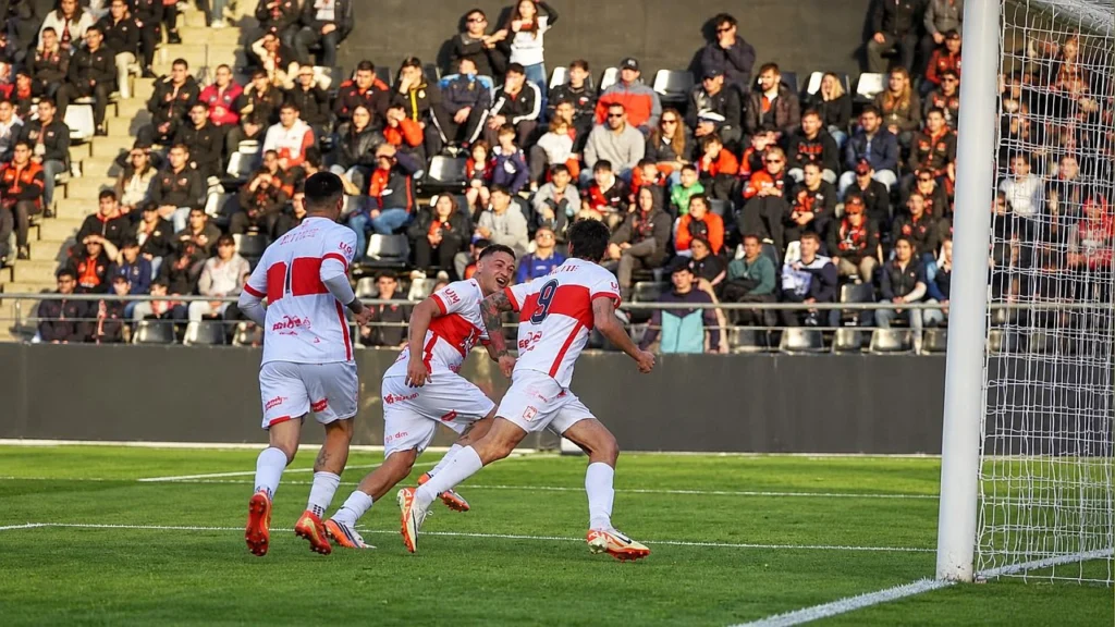 El 2 a 0 dejó a Morón en una posición inmejorable al cierre de la primera etapa.