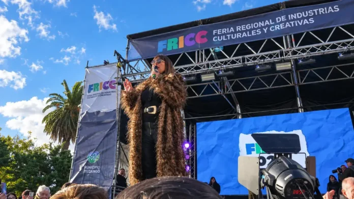 Moria Casan en la pasarela del escenariao principal de la FRICC 2026 le habla al pública de su experiencia como artista.