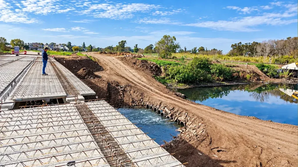 2023: Montaban el puente sobre el arroyo Morón para unir Hurlingham con Tres de Febrero. Ya esta terminado.