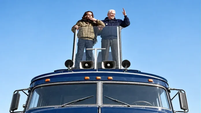 Carlos Menem, entonces gobernador de La Rioja, y Juan Carlos Rousselot, intendente de Morón, de campaña por el sur del municipio sobre un camión de Alberto Samid.