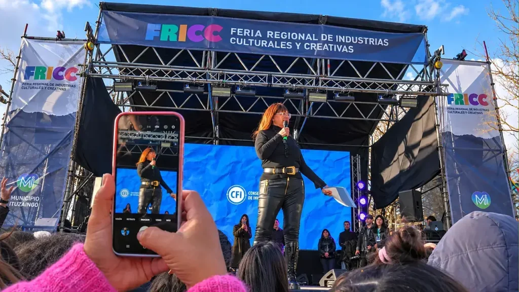 Moria Casan participó como vecina de Parque Leloir, dijo palabras muy precisas para los que se dedican a la cultura y recibió la distincióon de Ciudadano Ilustre.
