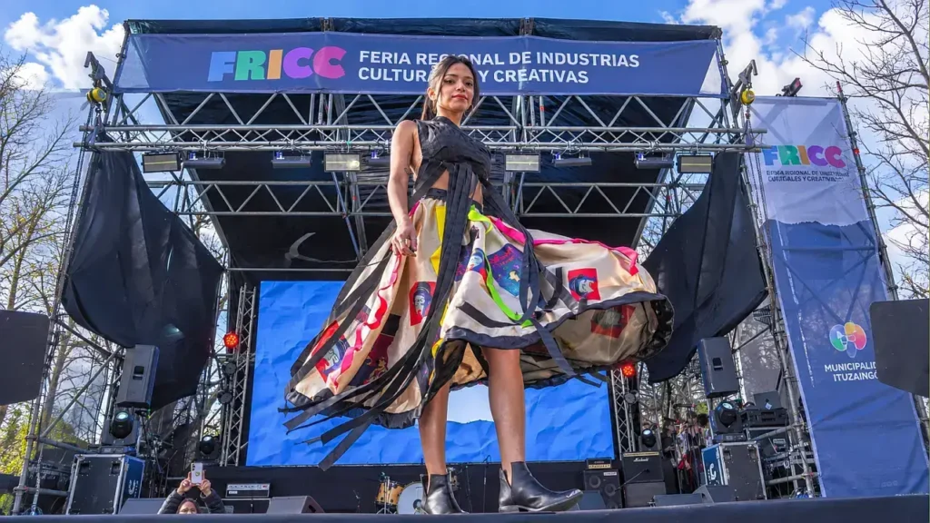 También hubo diseñadores de moda promovidos por el Municipio de Ituzaingó dentre del marco de la Industria Textil.