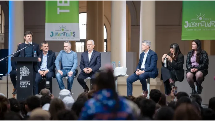 Axel Kicillof encabezó la apertura del Congreso Federal de Juventudes en La Plata, acompañado por los intendentes Pablo Descalzo y Julio Alak, y los ministros provinciales Andrés Larroque y Walter Correa.