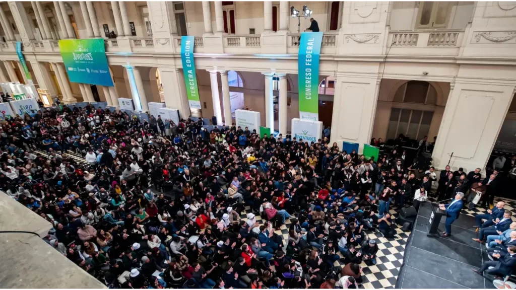 Un auditorio colmado acompañó la apertura de la tercera edición del Congreso Federal de Juventudes en La Plata, encabezada por funcionarios bonaerenses e intendentes de la región.