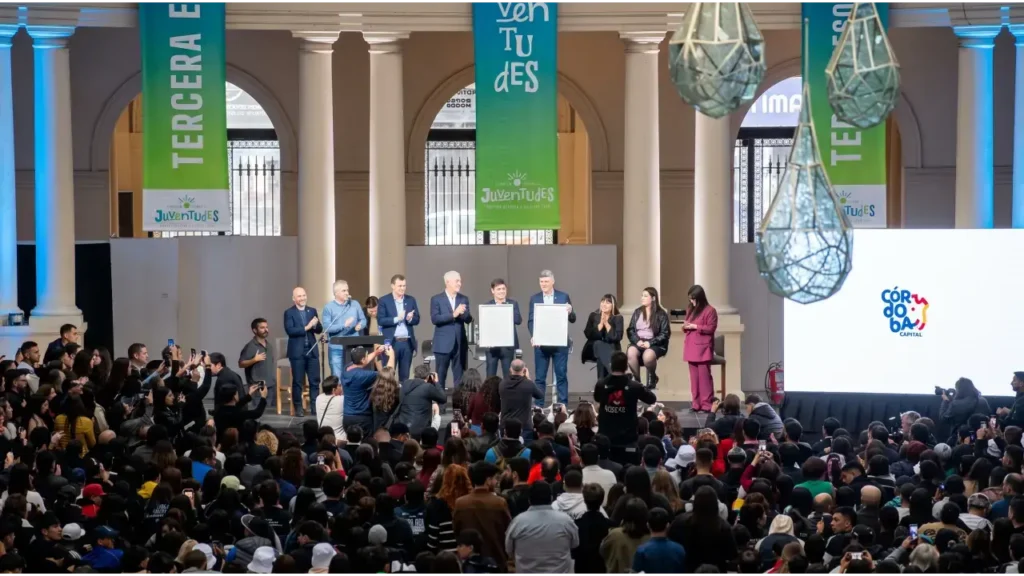 Encuentro Federal de Juventudes en La Plata: El panel central exhibe los acuerdos alcanzados ante un auditorio repleto, en la jornada inaugural encabezada por funcionarios bonaerenses y municipales.