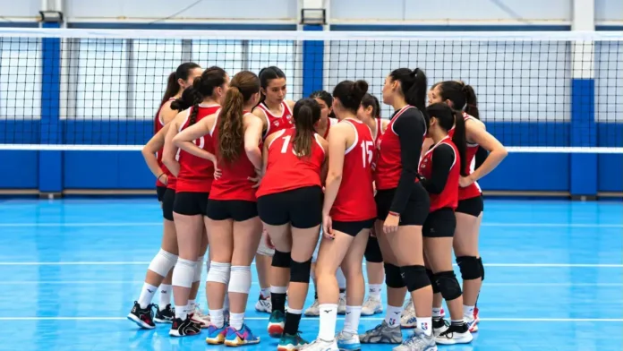 Las Sub 18 en charla técnica. Encararon el partido de manera regular pero salieron adelante y clasificaron para el Torneo Argentino.