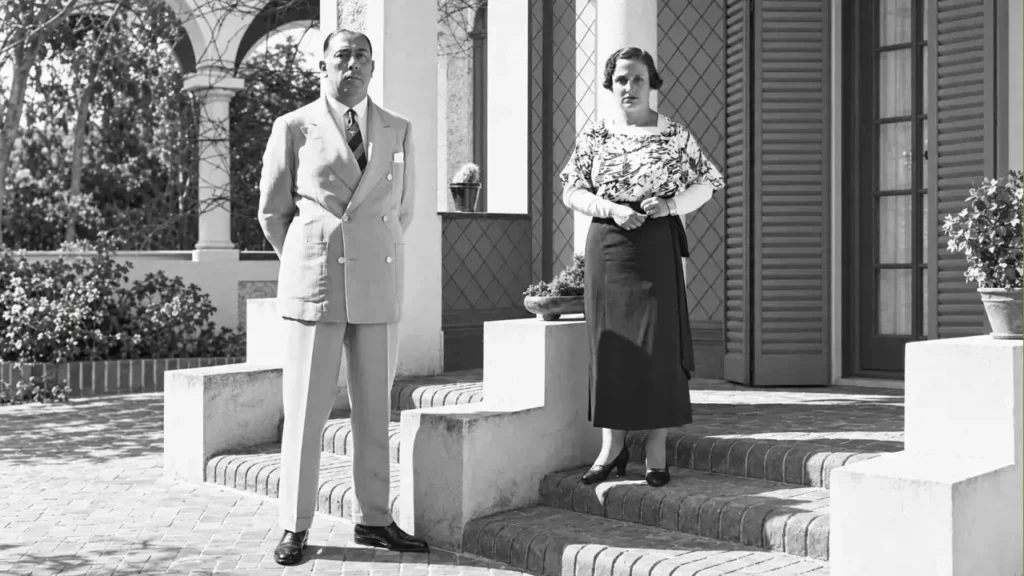 Manuel Fresco, junto a su esposa, Raquel Mabragaña.
En su residencia particular de Haedo (partido de Morón), conocida históricamente como la Quinta Fresco (ubicada sobre la actual calle Caseros al 200), una casona de estilo neocolonial español con galerías de arcos y patios de ladrillo donde el dirigente solía recibir a figuras políticas y retratarse con su familia.