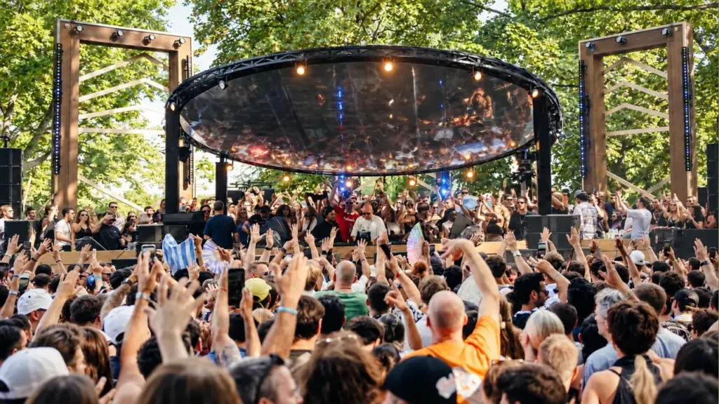 Un público multitudinario acompaña al artista bajo una imponente estructura escénica, un clima festivo que se espera replicar en sus inminentes fechas en el GBA.