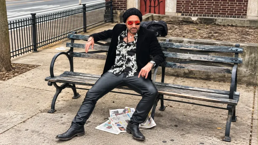 El exitoso productor de música electrónica durante una pausa urbana en su gira internacional; su agenda en el país incluye una presentación con acceso libre y gratuito.