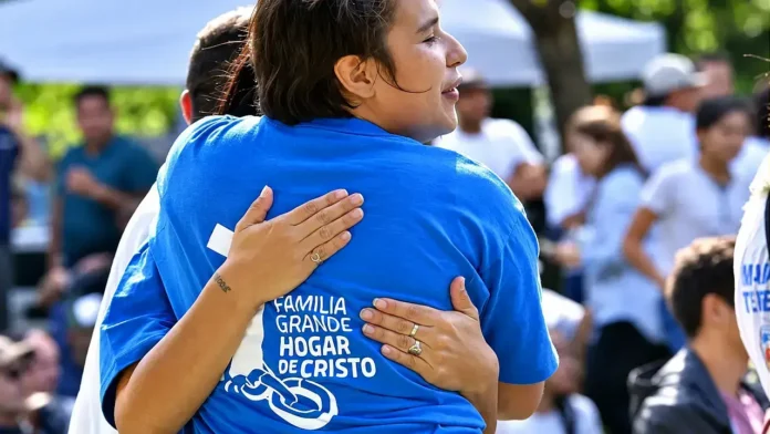 Una participante con la remera de la 