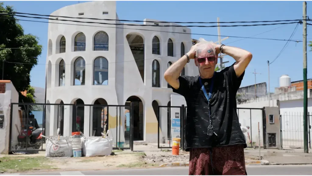 El arquitecto y creador Rubén Díaz frente a la estructura de El Coliseo durante la etapa de construcción en Ituzaingó.