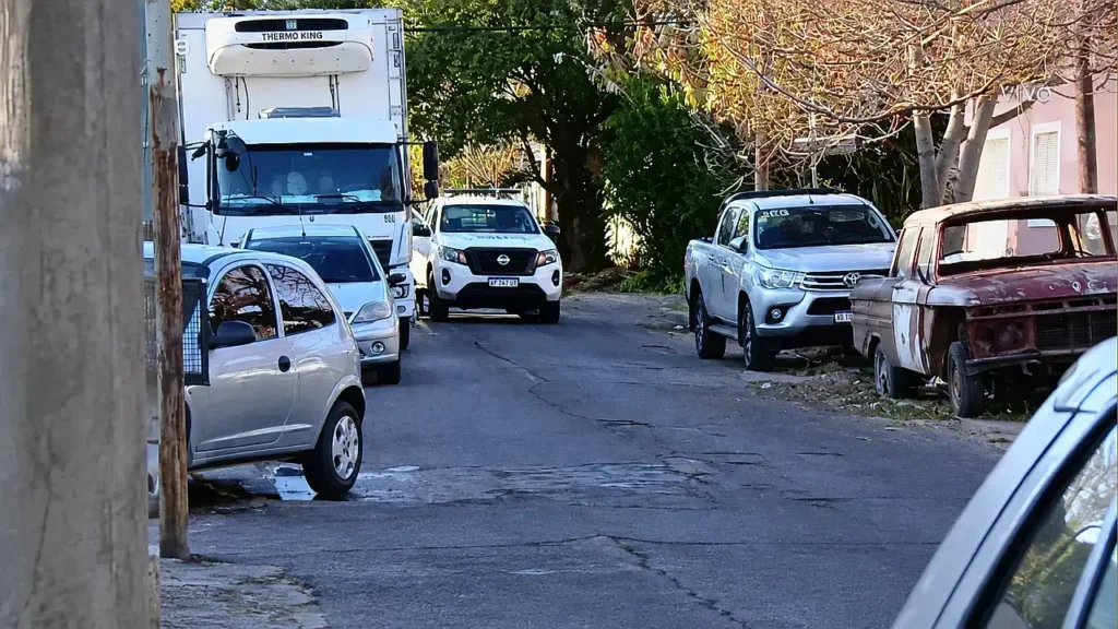 Momentos en que llega la Policía Bonaerense para proteger a los padres y madres. Muchos de ellos ya se habían ido.