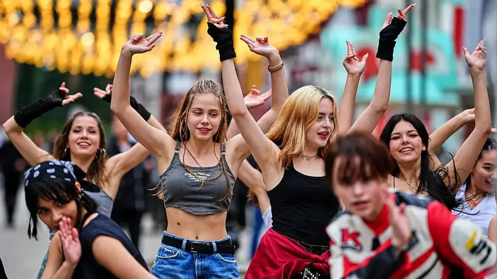 En TikTok e Instagram, sumar puntos de aura exige proyectar seguridad absoluta sin evidenciar el más mínimo esfuerzo.