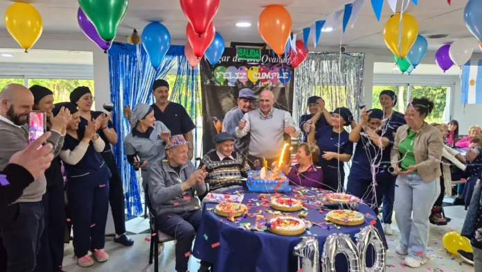 Leoncio cumplió 100 años y el Hogar del Dr. Ovando tiró la casa por la ventana.