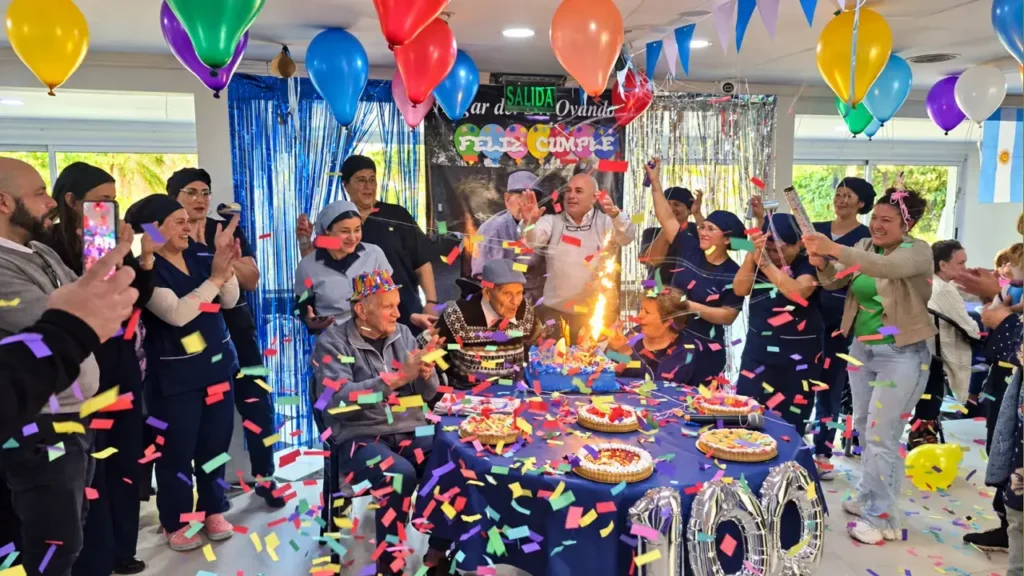 Entre aplausos, globos y una torta de cumpleaños, Leoncio celebró sus 100 años junto a familiares, residentes y trabajadores del Hogar del Dr. Ovando, en Castelar.