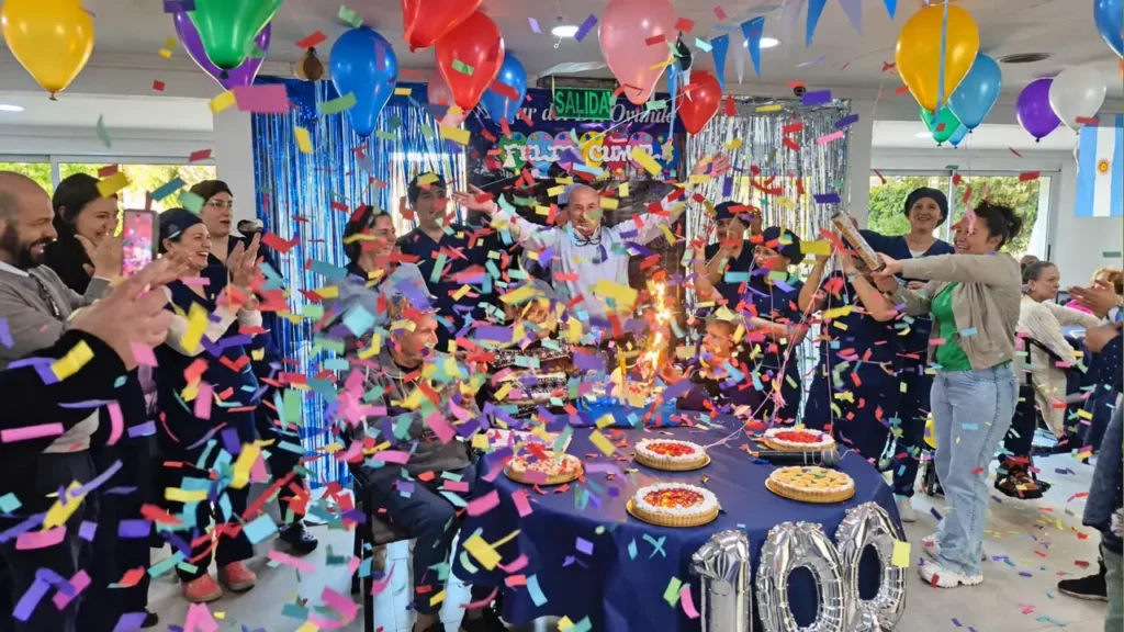 Una lluvia de papelitos y aplausos coronó el festejo por los 100 años de Leoncio en el Hogar del Dr. Ovando, en Castelar.