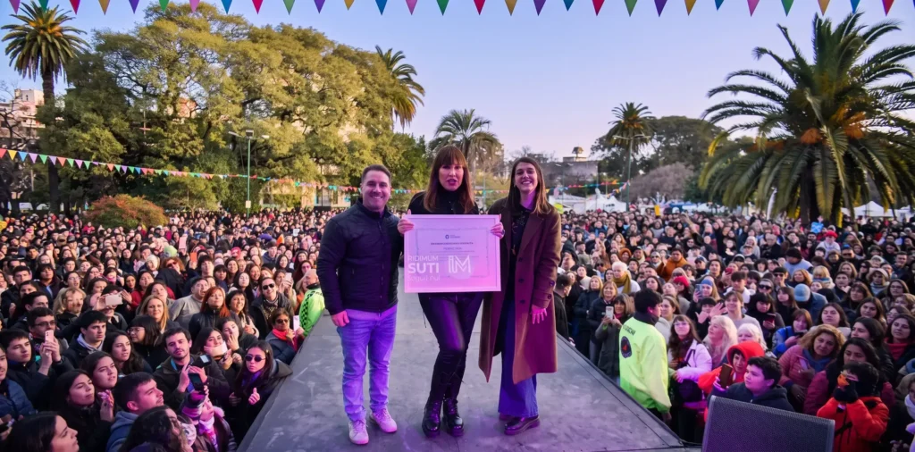 El intendente Pablo Descalzo le entregó un reconocimiento oficial en Plaza San Martín, destacando su extensa trayectoria artística y su permanente arraigo con el distrito, especialmente como histórica residente de Parque Leloir, en el marco de los festejos fundacionales y la Feria Regional de Industrias Culturales.
