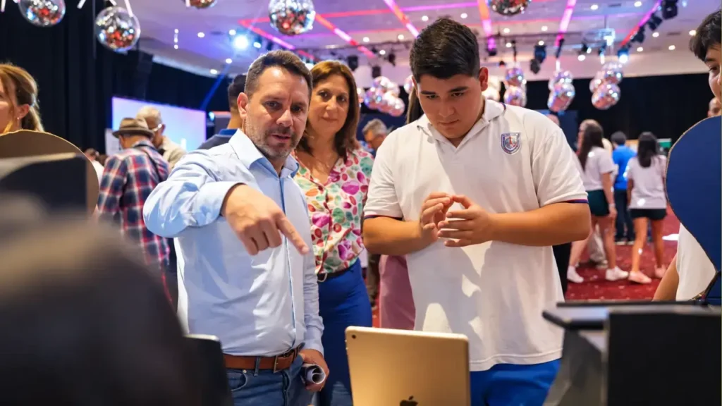 El intendene Pablo Descalzo es un gran admirador de Innovatech. No se pierde ninguna, recorre todos los estantes y se asesora de todo lo que está en marcha en el campo tecnológico de Ituzxaingó.