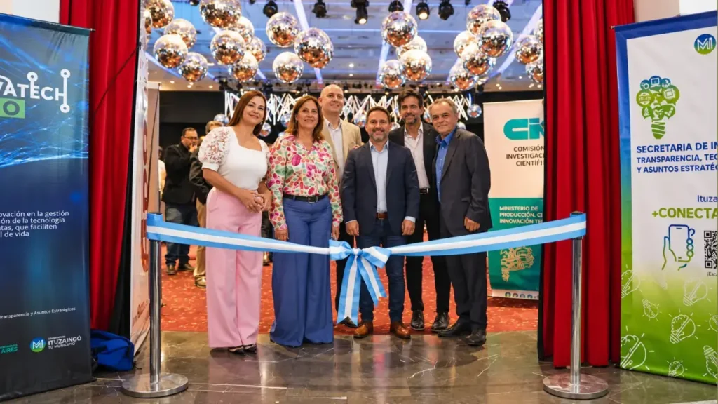 La pimera apertura de Innovatech con Pablo Descalzo presidiendo el work de funcionarios que recorrerán las mesas y stands de empresas, organismos y estudiantes.