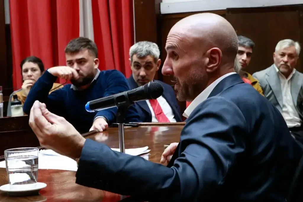 Cardoso tranquilo. Pero se la contradicción fundamental es si el retirado tiene o no Estado Policial. Falta una pregunta a Zappulla, lo tiene siendo empleado municipal?