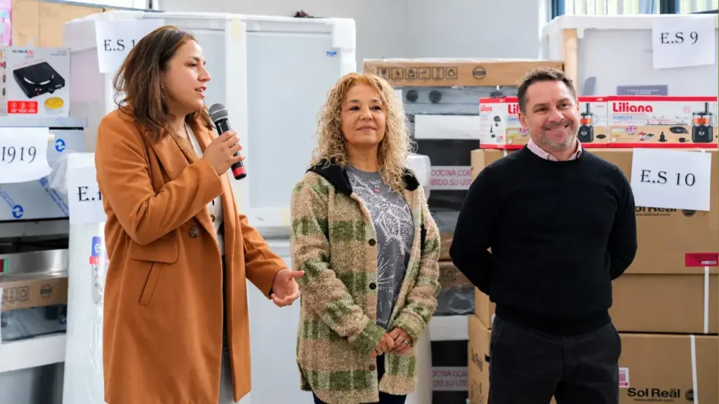 El intendente Pablo Descalzo durante la entrega de elementos para cocinar a los 19 establecimientos.
