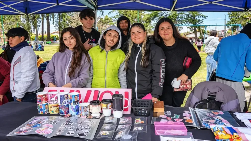 La celebración también incorporó una feria de microemprendedores y un sector destinado al programa Feriando-Ando, una iniciativa dirigida a estudiantes secundarios.