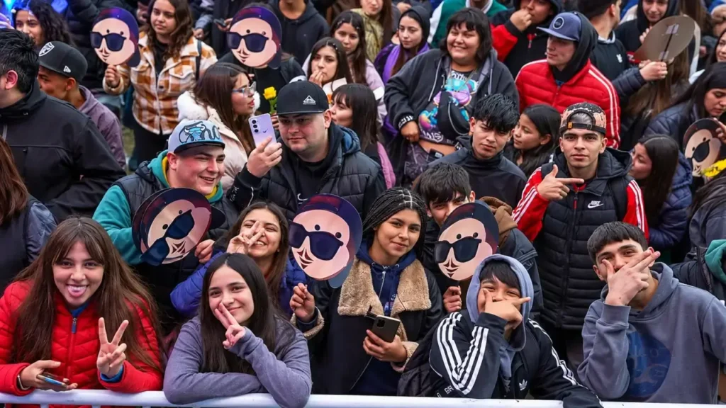 Ituzaingó recibió la Primavera con una multitud y un gran cierre de Fer Palacio.