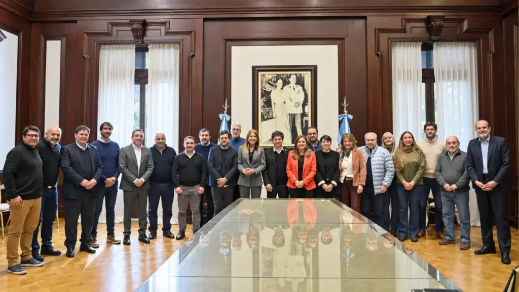 En la foto, Axel Kicillof, miembros del gabinete e intendentes como Pablo Descalzo entre otros.