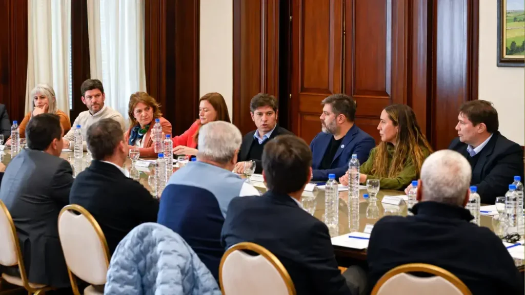 El gobernador de la provincia de Buenos Aires, Axel Kicillof, mantiene un encuentro con funcionarios provinciales e intendentes para coordinar acciones de gestión.
