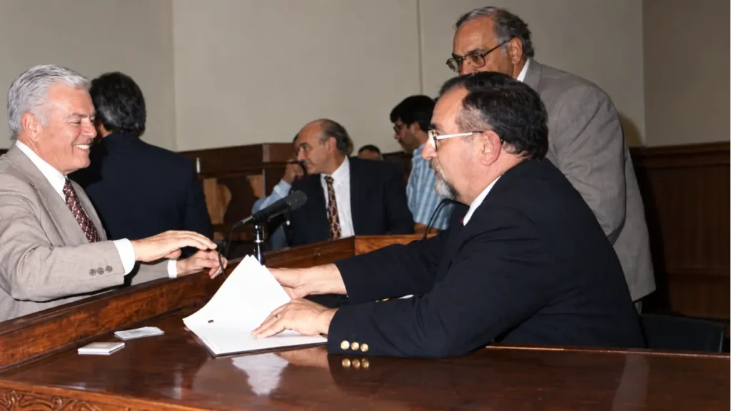 Rousselot se ríe, siempre se reía. Pisano serio. Enfrente tendría el hombre al que le años después le ganaría y sacaría de una vez por todas de la intendencia.