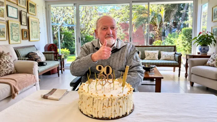 Juan José Pisano hoy, en su csa de Castelar, rodeado por su familia, festejando sus noventa años.