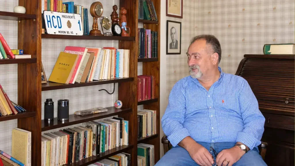 La casa familiar. Cada vez que íbamos a realizarle una entrervista, le gustaba mostrar sus libros porque a nosotros también  nos gustaba leer y él no se iba a dejar ganar.  