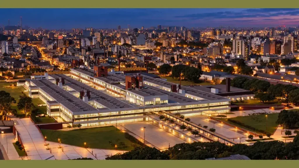 El espacio cuenta con 4.800 m² útiles, 25 consultorios, 40 camas para administrar quimioterapia y 10 habitaciones de aislamiento con baño, además de áreas odontológicas, médicas y de descanso para el personal.