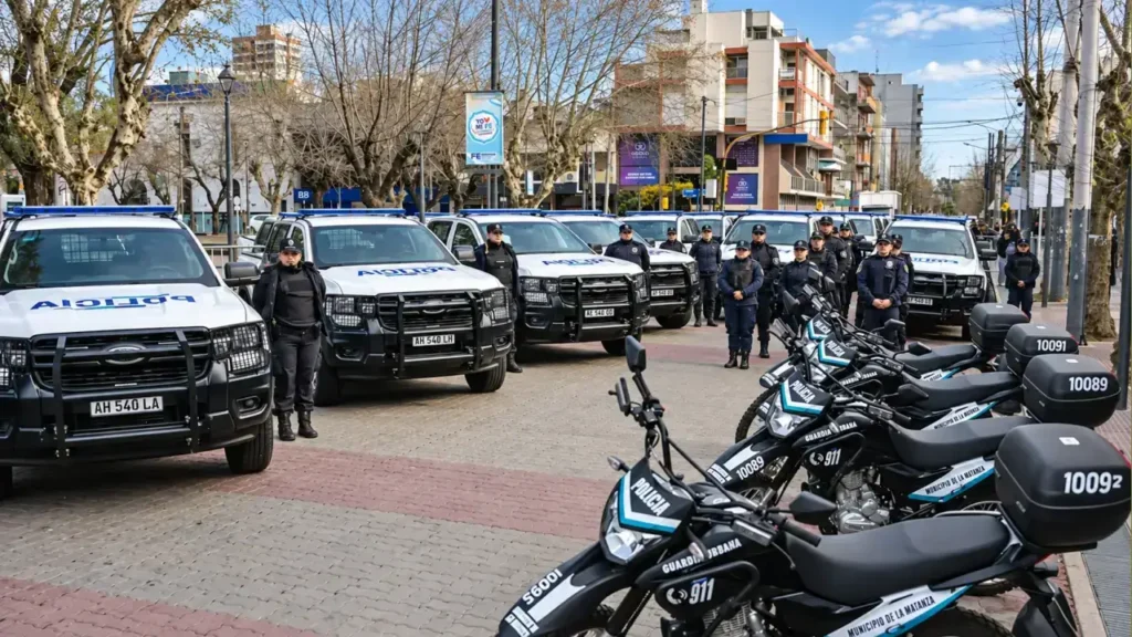 Efectivos policiales junto a las nuevas unidades móviles y motovehículos incorporados al sistema de seguridad ciudadana en La Matanza.