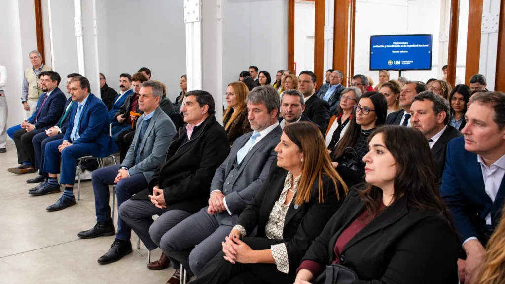 Egresados, especialistas y representantes del ámbito judicial y de la seguridad siguieron el acto de colación de la Diplomatura en Gestión y Coordinación de la Seguridad Nacional en la Universidad de Morón.