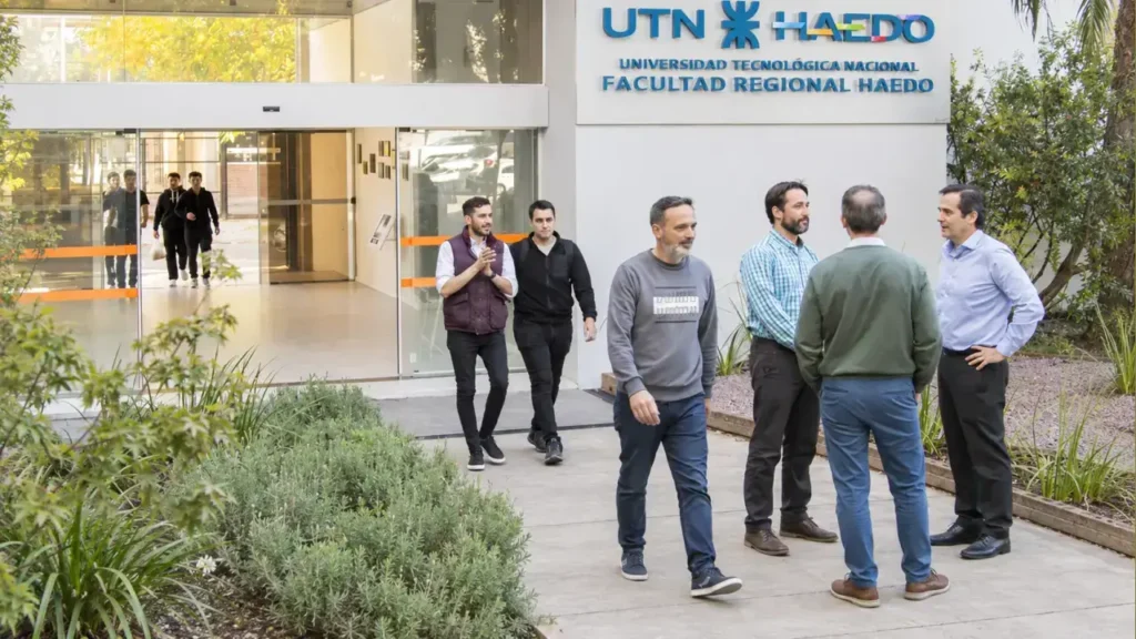 La Universidad Tecnológica Nacional de Haedo es el polo académico de ingeniería más estratégico de la zona oeste del Gran Buenos Aires, ubicada en la calle París 532 de esa localidad,