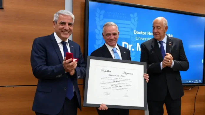 El decano de la Escuela Superior de Leyes, Pablo Navarro; Mario Luis Vivas, Ministro del Superior Tribunal de Justicia de Chubut; y el rector de la Universidad de Morón Héctor Norberto Porto Lemma.