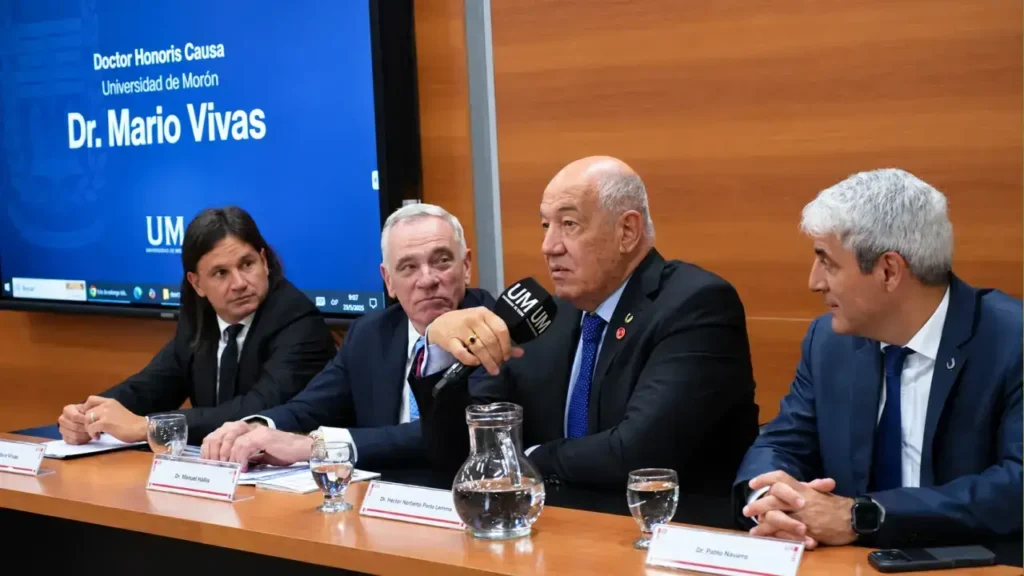 El Dr. Mario Vivas recibió el título de Doctor Honoris Causa por parte de la Universidad de Morón durante un acto académico encabezado por autoridades de la institución.
