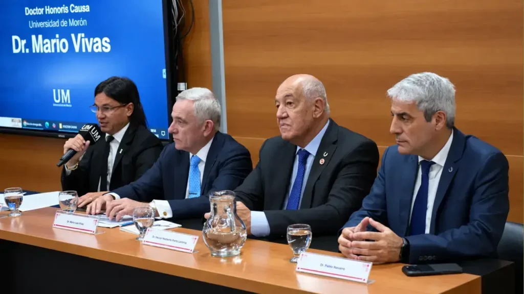 Miembros del panel directivo toman la palabra durante la ceremonia oficial en la que la Universidad de Morón distinguió a Mario Vivas con el Doctorado Honoris Causa.