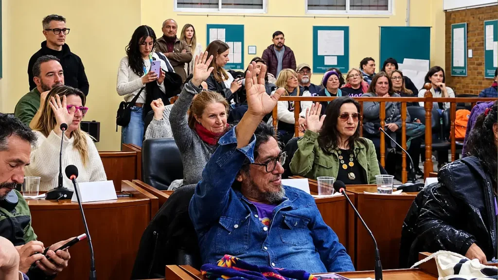Emociona saber lo que alegró la vida a la comunidad el Indio Solari. Hubo todo tipo de propuestas, hasta se sumó la iniciativa “El Indio la flor en mi cielo”, presentada por una familia de floristas.