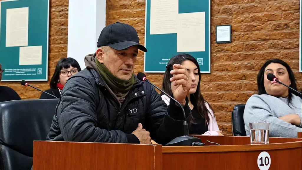 El vecino Ignacio Garat presentó la idea de realizar un retrato del músico de 12 metros de altura por 8 metros de ancho sobre la pared lateral del Colegio N.º 1.