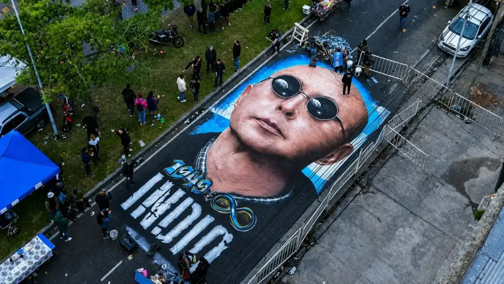 El famoso mural sobre la calle que pintaron los fans el triste día del entierro.