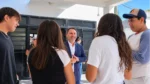 Pablo Descalzo dialoga con jóvenes durante una recorrida institucional.