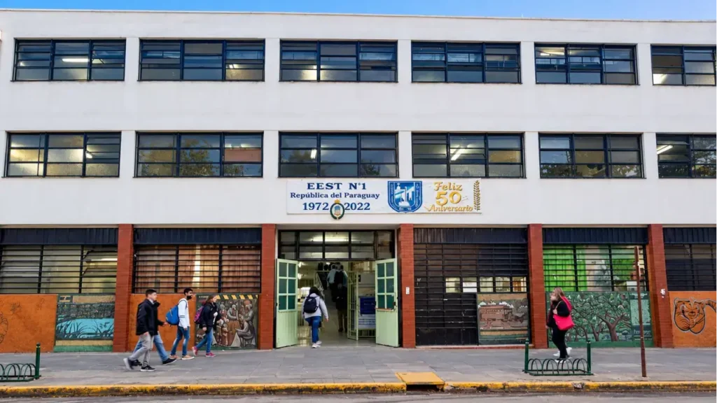 Fachada de la Escuela de Educación Secundaria Técnica N° 1 "República del Paraguay".
