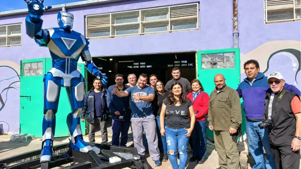 Docentes, directivos y la comunidad educativa presentan una estructura robótica realizada en los talleres técnicos.