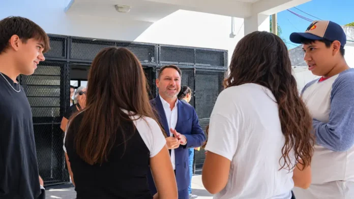 Pablo Descalzo dialoga con jóvenes durante una recorrida institucional.